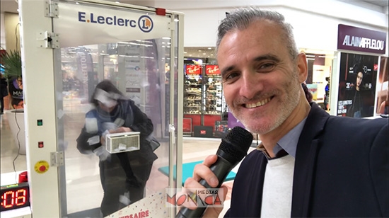 Jeu de la cabine a billets presente par un animateur micro pro en centre commercial