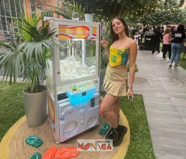 Machine a pince pour cadeaux de marque avec hotesse