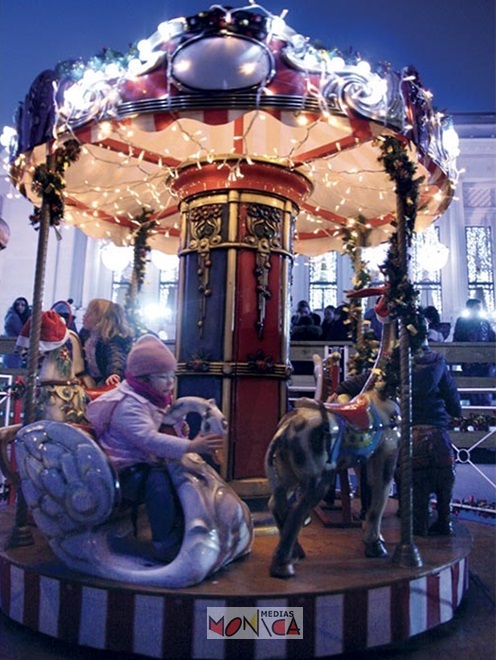 Manege Carrosuel lumineux pour enfants avec chevaux animaux et montgolfiere a louer