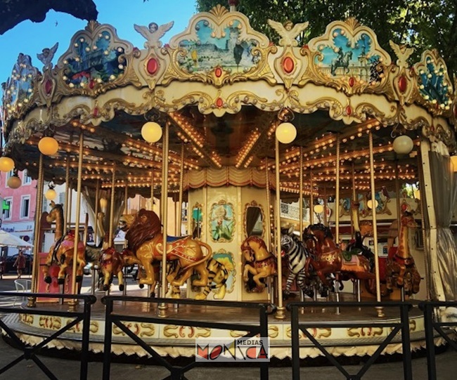 Grand carrousel ancien lumineux  avec chevaux et vehicules alouer
