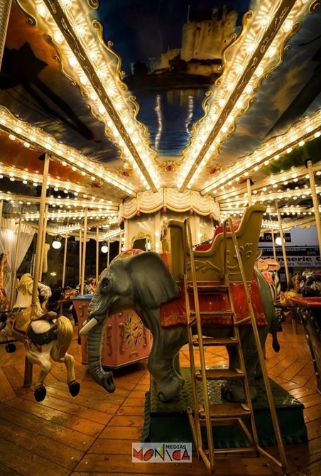 Manege de marche de noel avec chevaux elephant gondole caleche