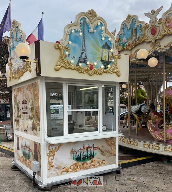 Cabine pour caisse de manege carrousel parisien décoree