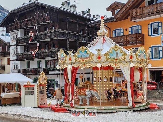 Manege carrousel férrique et lumineux pour joyeuse fete de Noel 