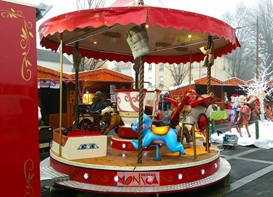 Petit manege a louer avec chevaux cygne bateau moto