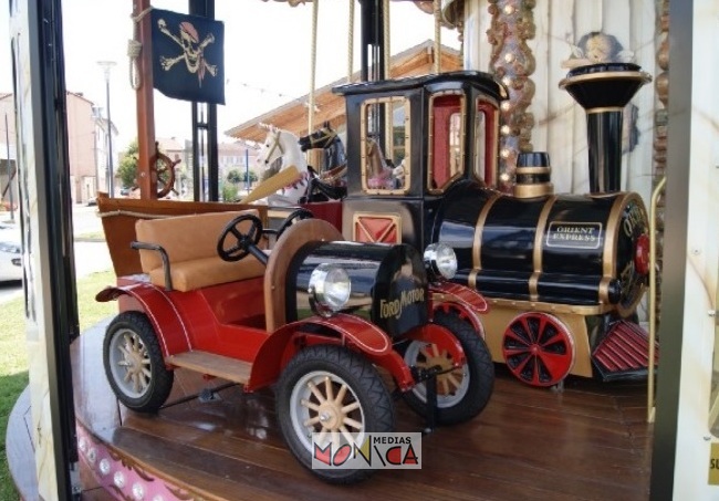 Carrousel avec locomotive et tacot en location