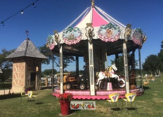 Manege  carrousel  avec chevaux de boisa louer pour fete  de ville ou entreprise