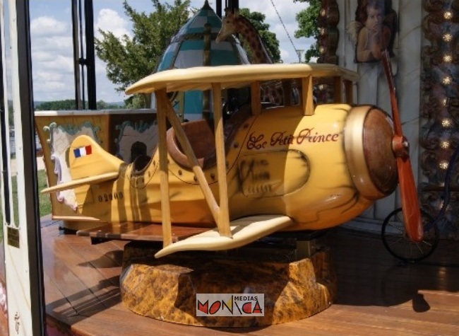 Manege carrousel avec avion
