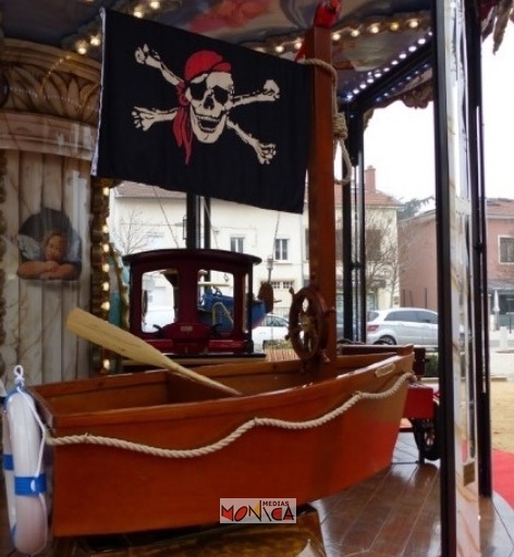 Manege avec bateau pirate