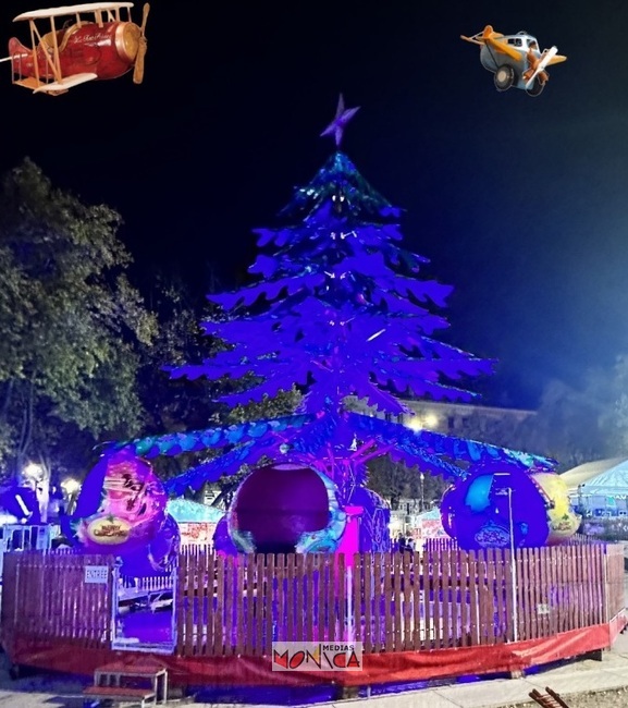 Manege geant de Noel avec boules etoile et guirlandes
