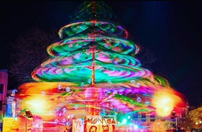 Manege feerique de Noel en location avec boules geantes et grand sapin
