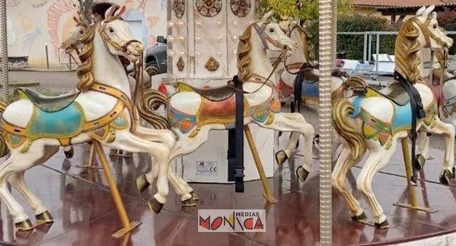 Carrousel avec chevaux de bois en location