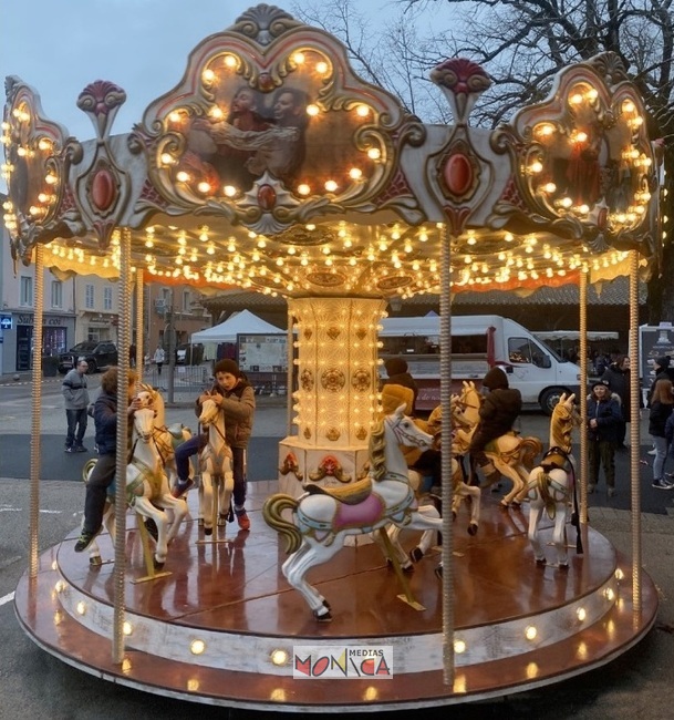 Carrousel forain lumineux avec chevaux a louer pour fete et evenement