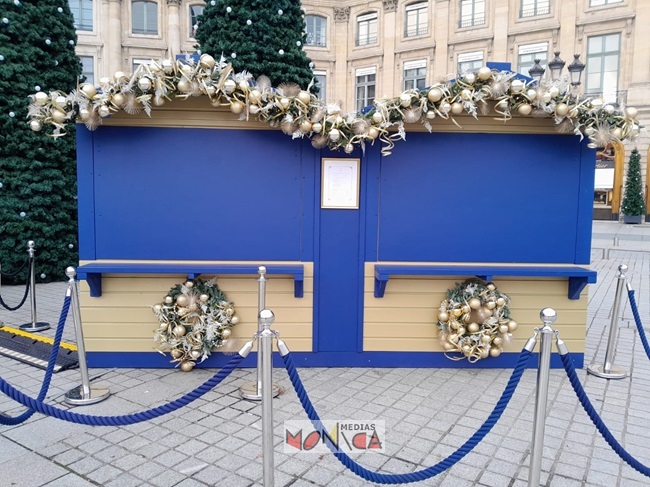 Chalets de luxe a louer avec decoartion de boules en or te branches de sapin