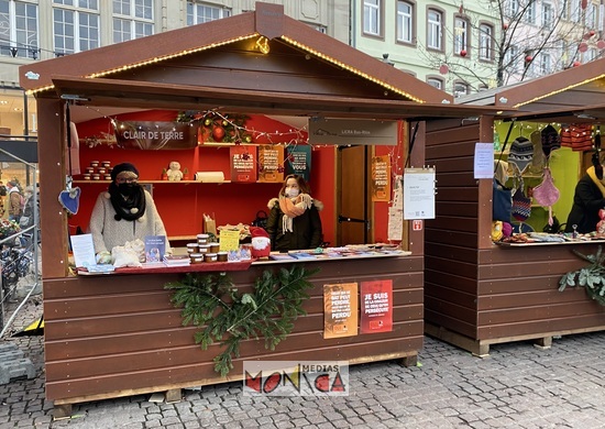 Marche de noel avec chalets en bois