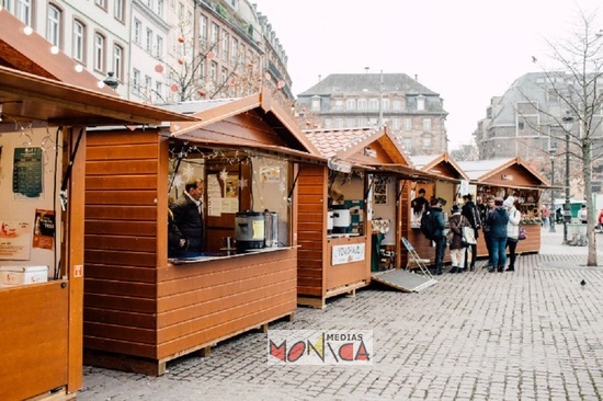 Chalets boutiques pour marche de Noel avec comptoir plancher electricite et chauffage