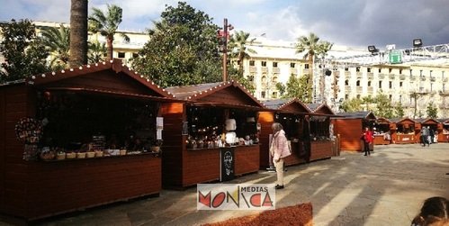 Marche de noel sur la grande place avec commercants exposants dans des chalets de 6 metres