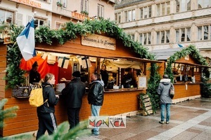 Chalets de Noel pliables en bois du nord avec guirlandes pour marche en nocturne