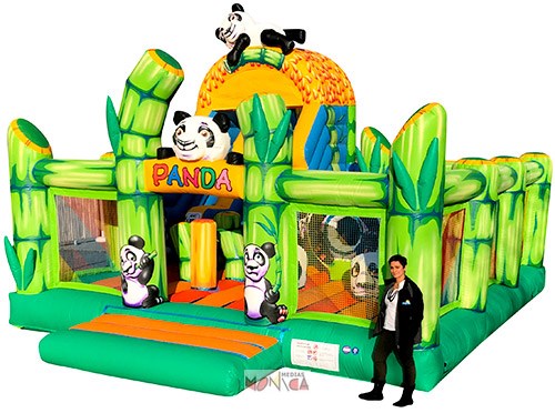 La famille Panda dans son chateau Bambou gonflable
