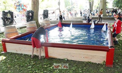 Jeu de bateaux a louer sur bassin aquatique 