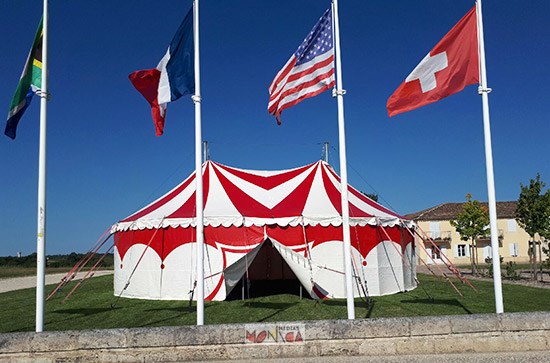 Chapiteau rouge et blanc pour location evenementielle mairie entreprise fete