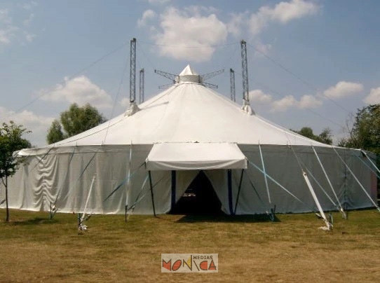 Location de chapiteau sonorise avec lumieres plancher et mobilier