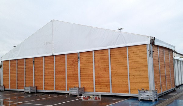 Structure alu tente barnum avec bardage bois pour marche foire expo