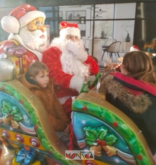 Petit train sur rails a louer avec Pere Noel traineau rennes chevaux