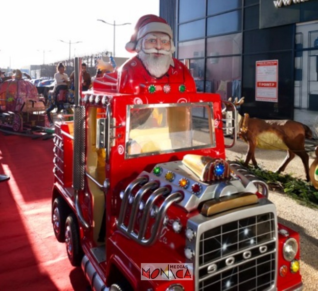 Petit train du pere noel avec sa locomi=tive camion en location