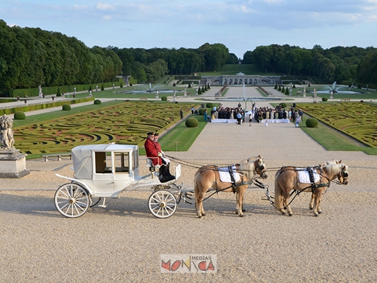 Carrosse blanc landau pour ceremonie mariage tournage evenement historique