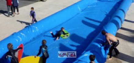 Un enfant s'elance sur sa planche pour glisser sur une piste d'un skimpark