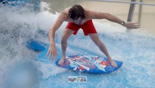 Un jeune surfe sur une vague artificielle pendant une animation de skimboarding