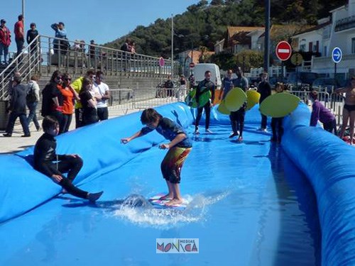 Des enfants s'initient au skimboard lors d'une animation de centre ville en plein ete