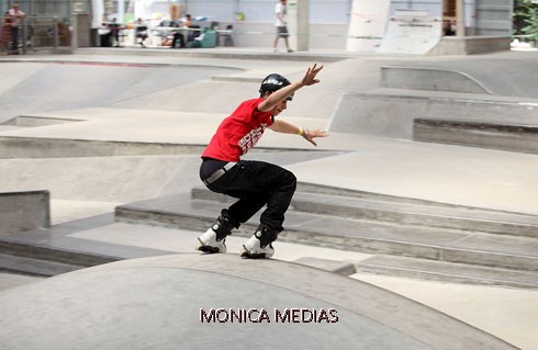 Un pro de roller freestyle s'entraine dans un skate park de centre ville