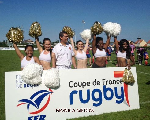 Un spectacle sportif est immortalise par une animation de pom pom girls en exterieur