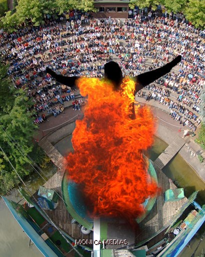 Un plongeur experimente saute dans le vide completement enflamme pour clore un spectacle de plongeon de tres haut vol