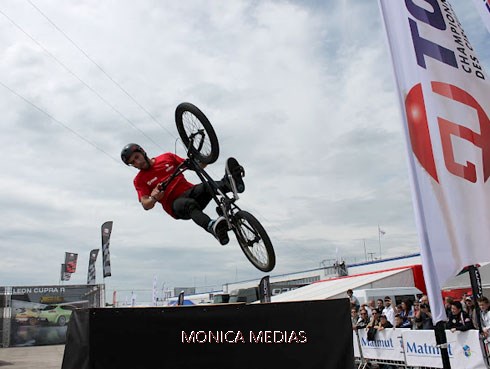 Un specialiste du bicross realise un saut classique sur une rampe pendant un spectacle de bmx freestyle