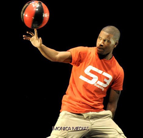 Un freestyler fait tourner un ballon de basket sur un doigt lors d'une animation de street basket