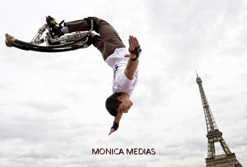 Un freestyler professionnel realise un salto arriere avec ses echasses urbaines
