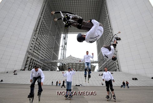 Un groupe de pros d'echasses urbaines font un spectacle en plein air