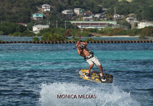 Un professionnel de kiteboard glisse sur des eaux mouvementees par un temps tres gris