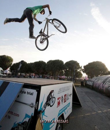 Un pro de bmx freestyle s'est elance dans les airs avec son velo