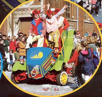 Voiture de carnaval avec carrosserie desarticulee a verins et clowns du cirque