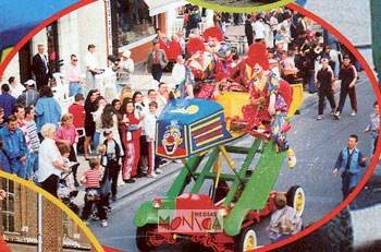 Equipage de carnaval sur camion geant avec clowns en folie a bord