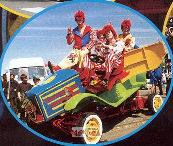Voiture de carnaval musicale avec clowns et jets d eau