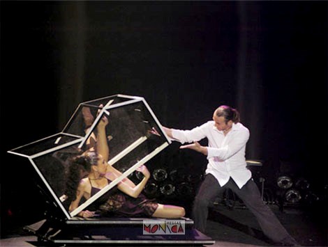 Ce magicien ullisionniste enferme une femme dans un cage vitree
