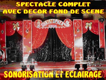 Scene de spectacle avec decor en rouge et noir et de l'eclairage