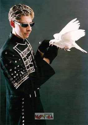 Stan avec son deguisement artistique tient deux colombes sur ses mains
