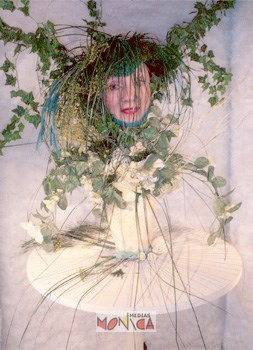 Jean apparait sous une lumiere avec des fleurs accrochees a sa tete