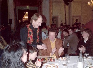 cet artiste discute autour d'unr table avec un spectateur venu en famille