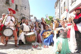 Groupe de trouveres danseurs et chanteurs lors d une fete de rue medievale